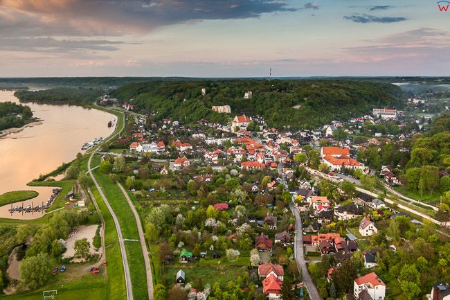Kazimierz Dolny, panorama na centrum miasta. EU, PL, Lubelskie. Lotnicze.